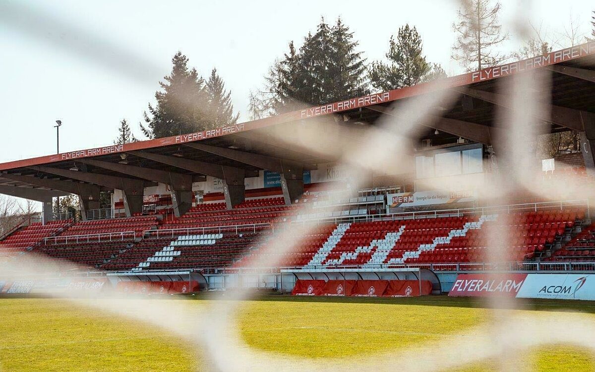 Das Stadion der Würzburger Kickers die Flyeralarm Arena im Blick das Tornetz und die Haupttribüne zu lesen ist der Schriftzug FWK Das Stadion der Würzburger Kickers die Flyeralarm Arena im Blick das Tornetz und die Haupttribüne zu lesen ist der Schriftzug FWK